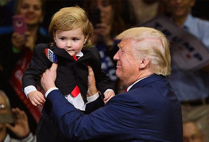 新航道V课堂|60秒学英语：特朗普亲吻小婴儿，难道是在作秀？