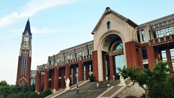上海新航道与华东政法大学文伯书院商学院签订圆梦助学金项目