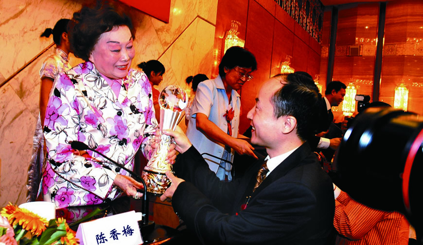 胡敏荣获民办教育特殊贡献奖